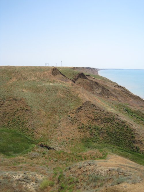 Не поленился спуститься за фотоаппаратом. Вид с холма на степь, море и мыс Чауда (в правом верхнем углу).